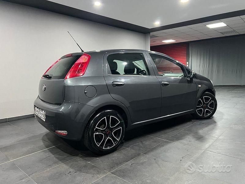 Usata Fiat Punto Lounge 95 CV (69 kW) 2019 Grigio scuro Berlina