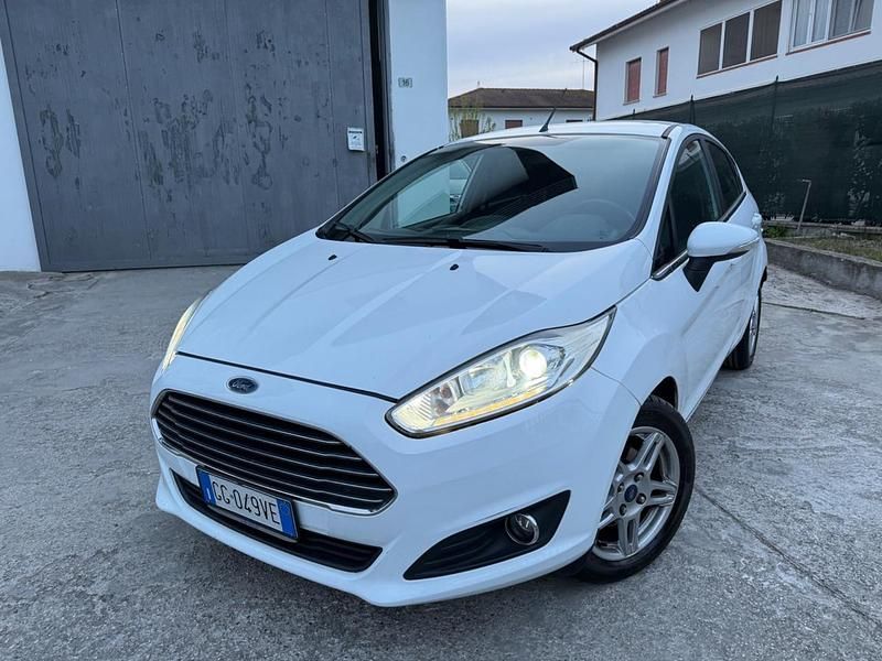Usata Ford Fiesta 96 CV (70 kW) 2014 Bianco Utilitaria
