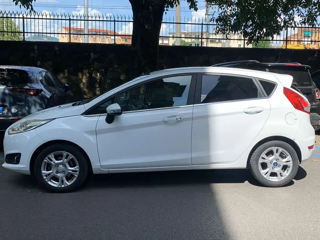 Usata Ford Fiesta 92 CV (67 kW) 2016 Bianco Utilitaria