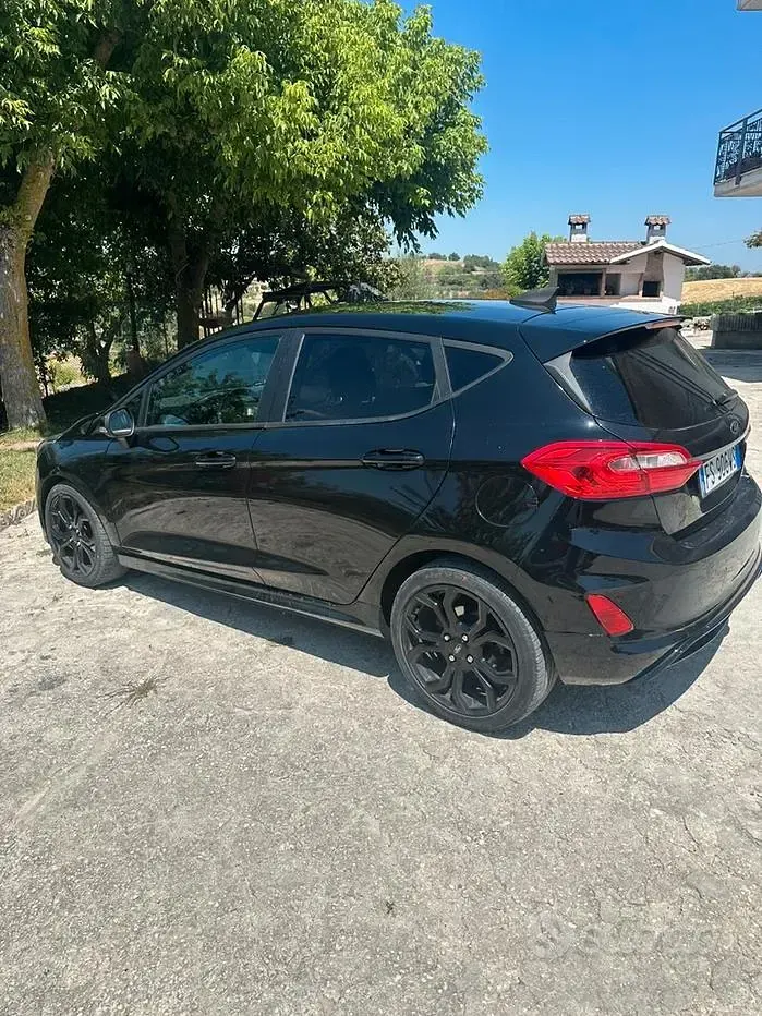 Usata Ford Fiesta 86 CV (63 kW) 2019 Nero Utilitaria