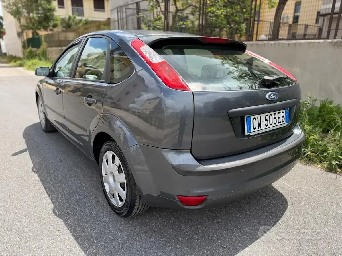 Usata Ford Focus 109 CV (80 kW) 2005 Grigio Berlina
