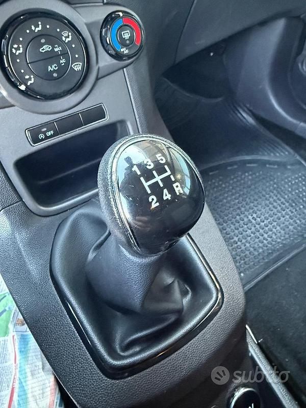 Usata Ford Fiesta 75 CV (55 kW) 2013 Blu Utilitaria