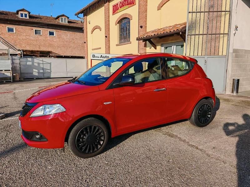 Usata Lancia Ypsilon 69 CV (50 kW) 2023 Rosso Utilitaria