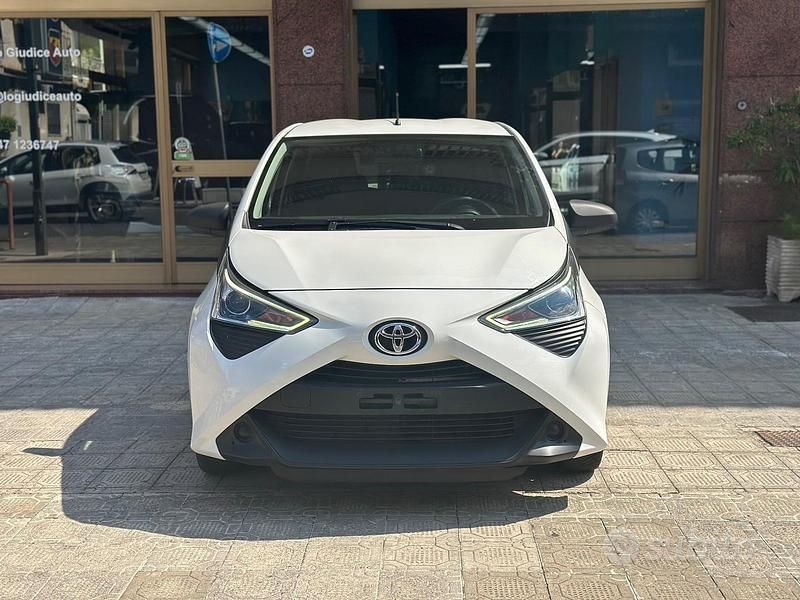 Usata Toyota Aygo Connect Style 72 CV (52 kW) 2021 Bianco Utilitaria
