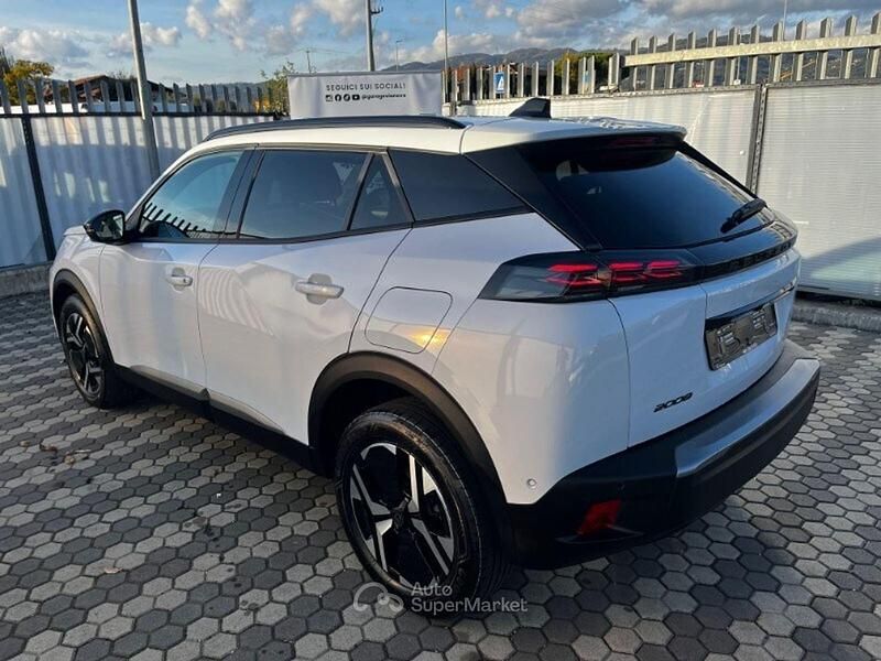 Usata Peugeot 2008 Allure 102 CV (75 kW) 2025 Bianco SUV