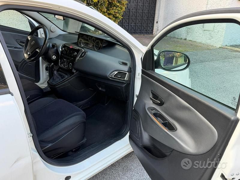 Usata Lancia Ypsilon Silver 95 CV (69 kW) 2014 Bianco Utilitaria