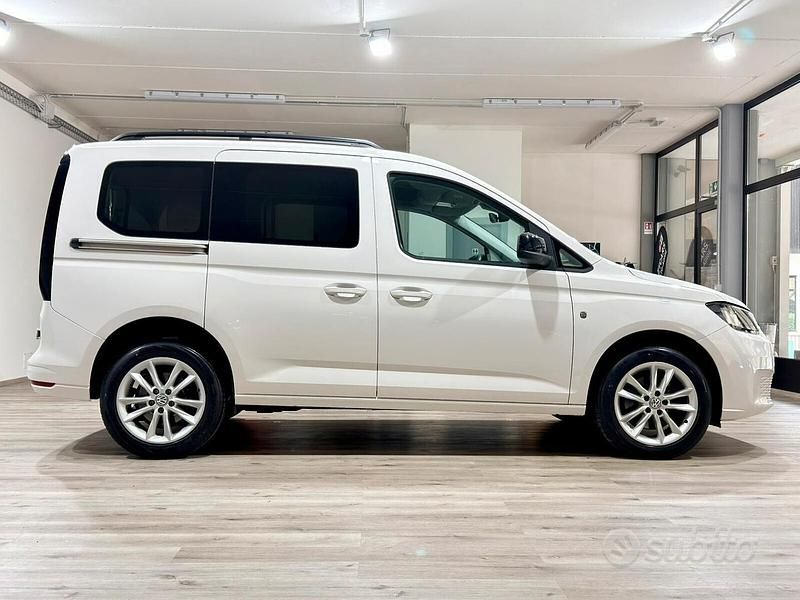 Usata VW Caddy 122 CV (89 kW) 2022 Bianco Monovolume
