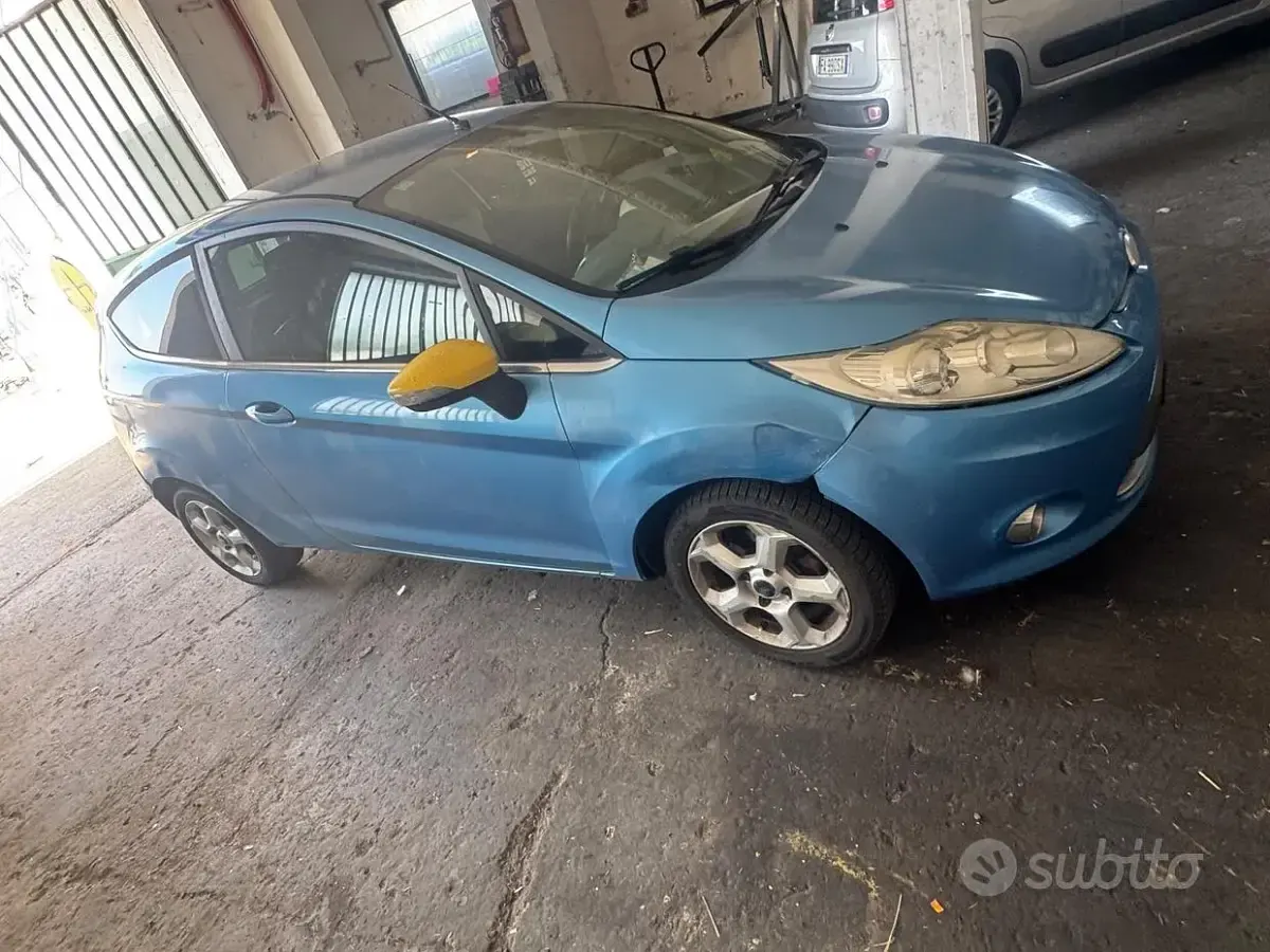 Usata Ford Fiesta Ghia 68 CV (50 kW) 2010 Bluazzurro Berlina