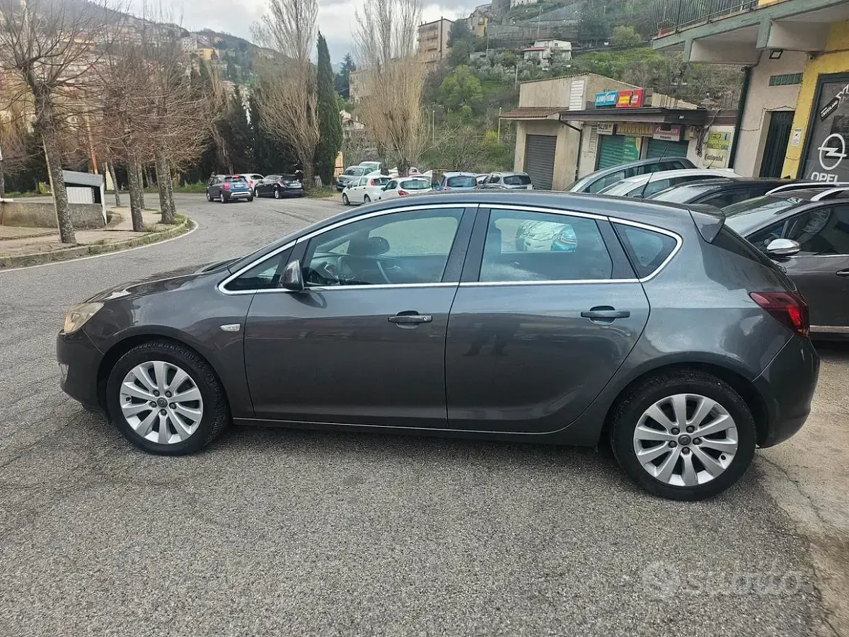 Usata Opel Astra Cosmo 125 CV (91 kW) 2012 Grigio Berlina