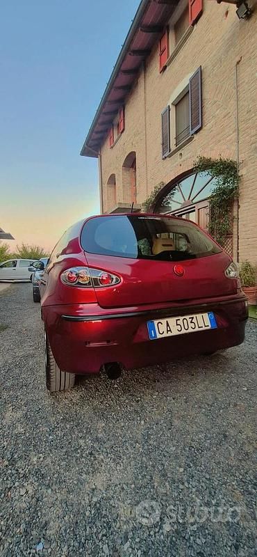 Usata Alfa Romeo 147 Distinctive 116 CV (85 kW) 2002 Rosso Utilitaria