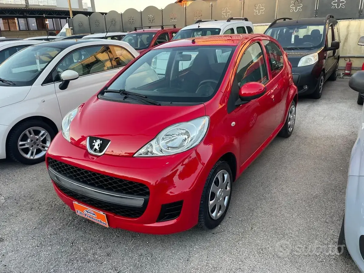 Usata Peugeot 107 68 CV (50 kW) 2012 Rosso Utilitaria