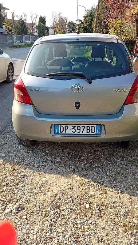 Usata Toyota Yaris Sol 87 CV (63 kW) 2008 Argento Utilitaria