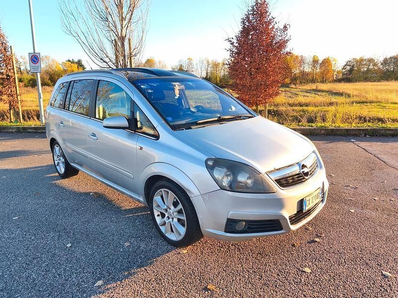 Usata Opel Zafira 150 CV (110 kW) 2006 Argento Monovolume