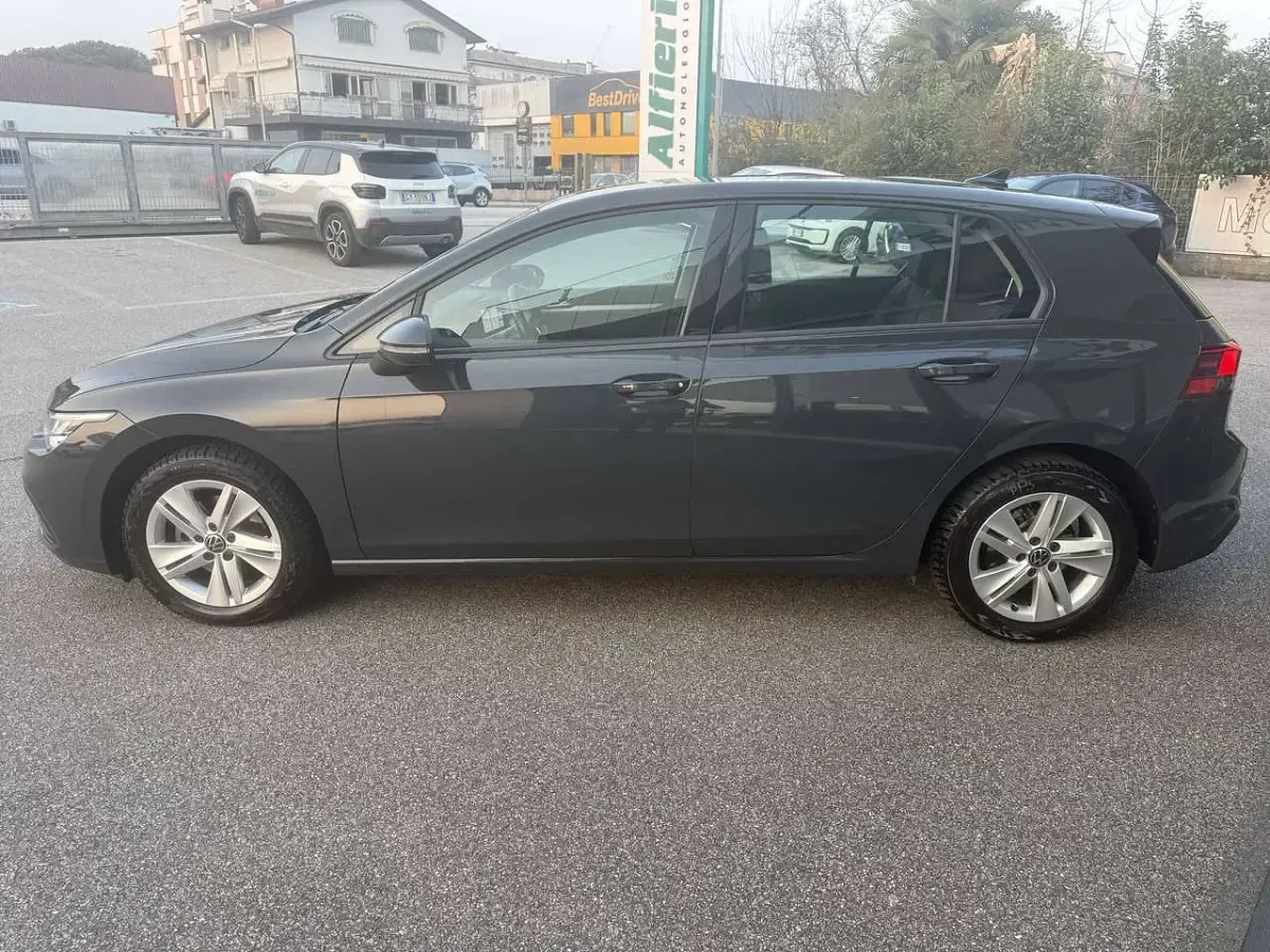 Usata VW Golf VIII Life 116 CV (85 kW) 2022 Urano grey Berlina