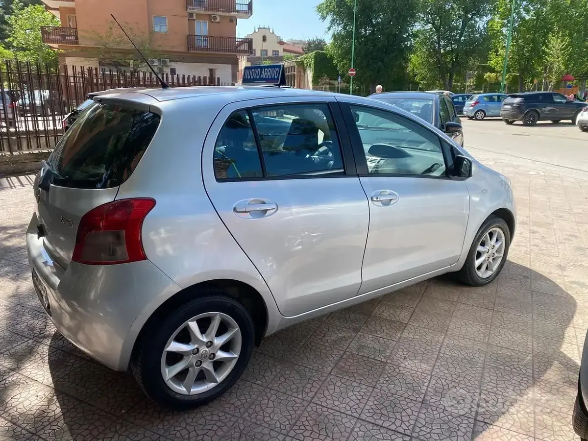 Usata Toyota Yaris Sol 69 CV (50 kW) 2007 Grigio Utilitaria