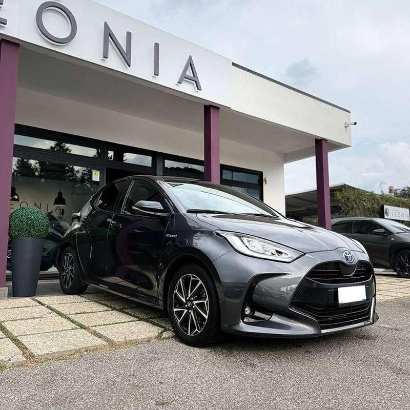 Dark metal grey Usata 2021 Toyota Yaris Hybrid Lounge Tre volumi | 14.990 € (Ottimo prezzo) - Immagine 1/4