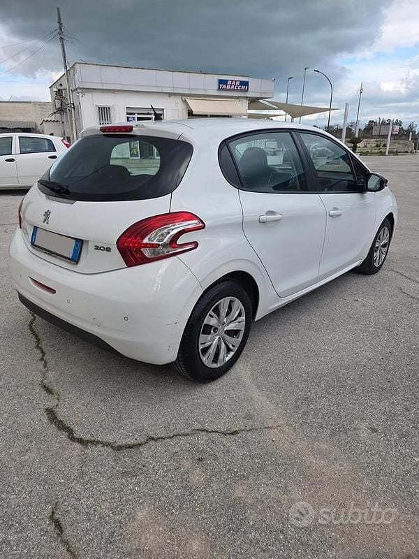 Usata Peugeot 208 68 CV (50 kW) 2015 Utilitaria