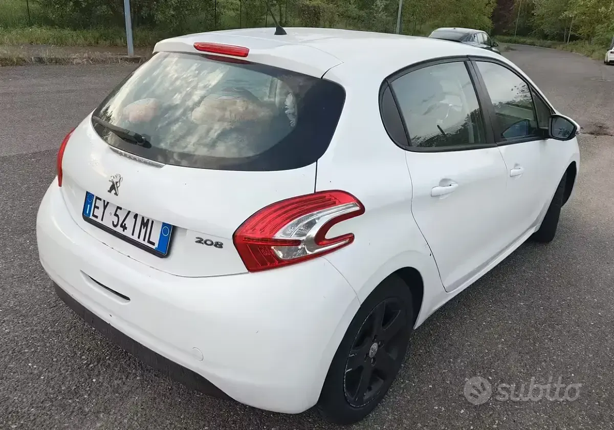 Usata Peugeot 208 Active 68 CV (50 kW) 2015 Bianco Utilitaria