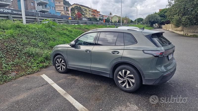 Usata VW Tiguan 150 CV (110 kW) 2024 Verde SUV