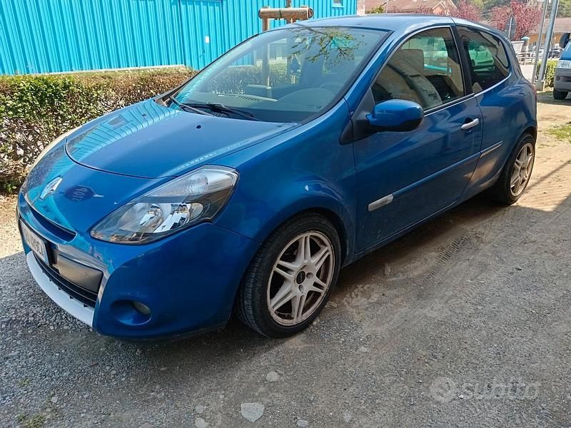 Usata Renault Clio III 101 CV (74 kW) 2010 Blu Berlina