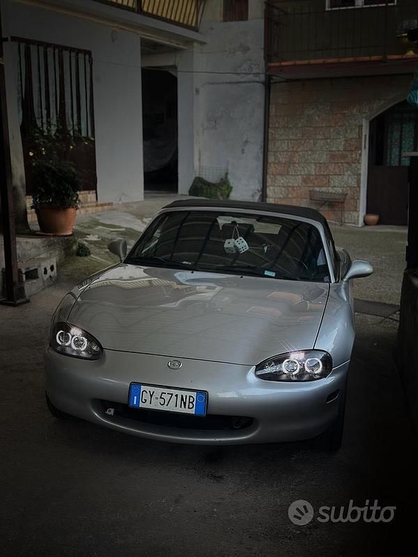 Usata Mazda MX5 110 CV (80 kW) 2000 Grigio Cabrio
