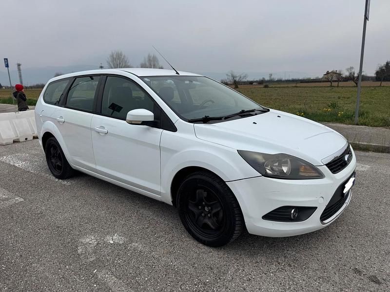 Usata Ford Focus 110 CV (80 kW) 2010 Bianco Station wagon