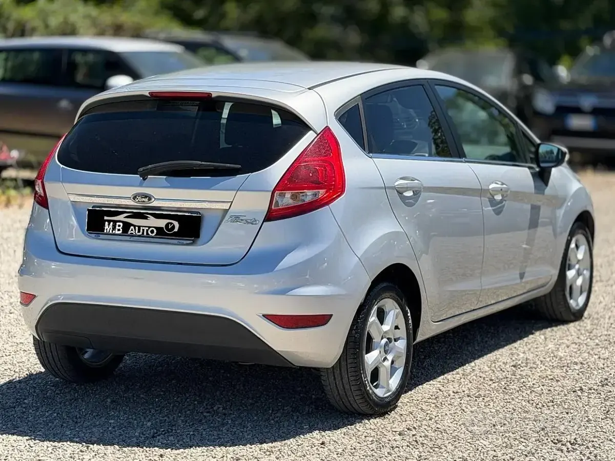 Usata Ford Fiesta Titanium 92 CV (67 kW) 2011 Grigio Berlina