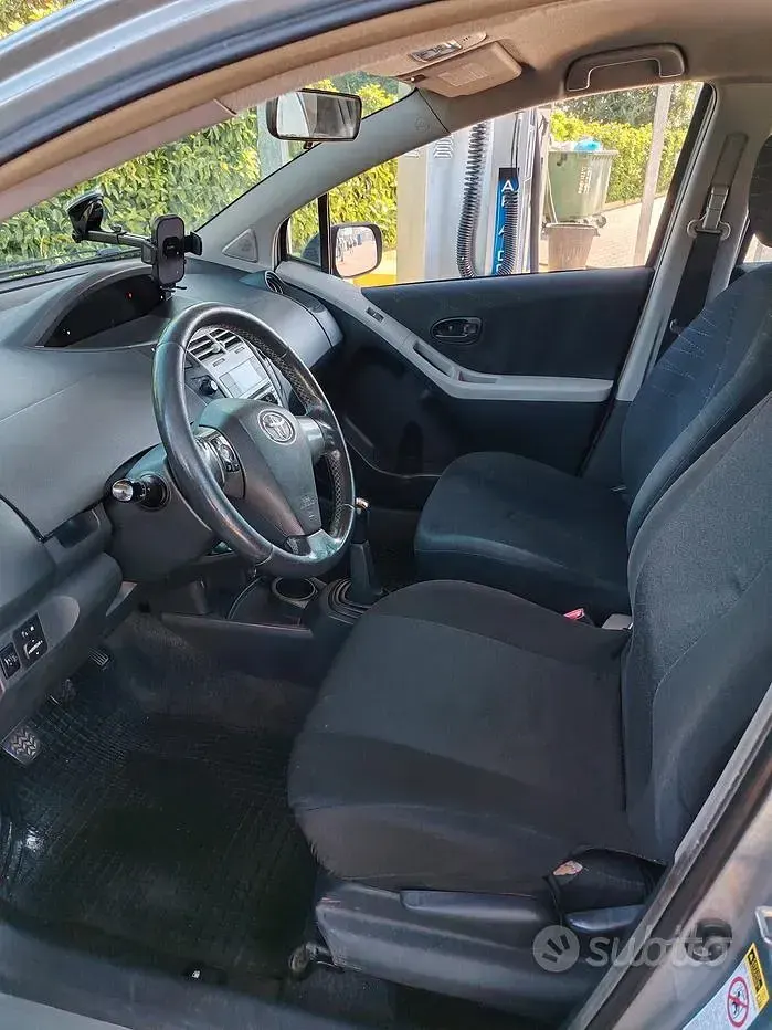 Usata Toyota Yaris 90 CV (66 kW) 2006 Grigio Berlina