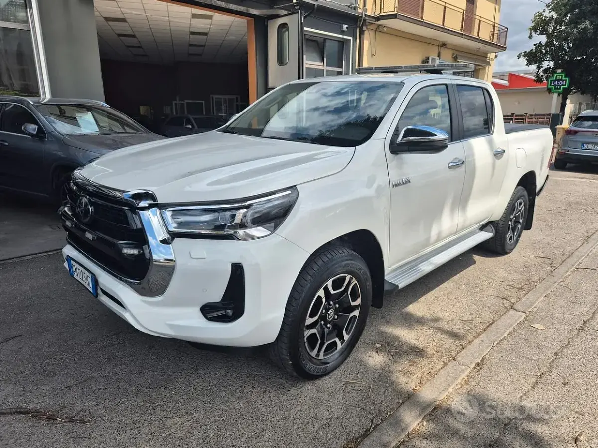 Usata Toyota HiLux Lounge 150 CV (110 kW) 2023 Bianco Pick-up