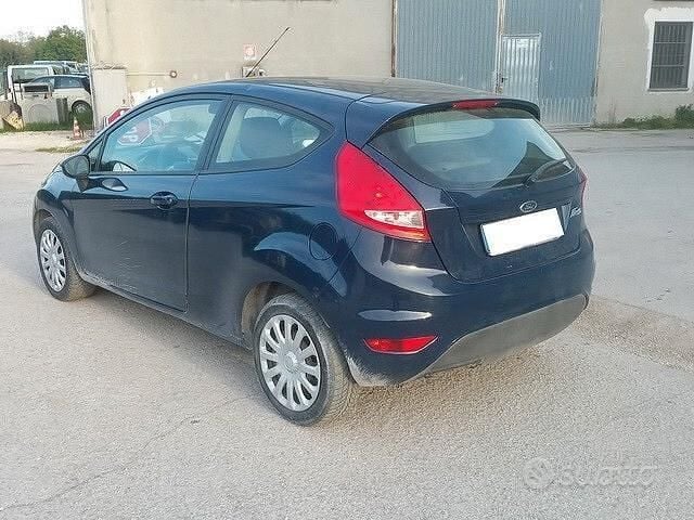 Usata Ford Fiesta 97 CV (71 kW) 2010 Blu Berlina