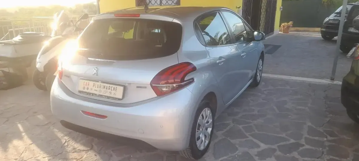 Usata Peugeot 208 82 CV (60 kW) 2017 Argento Utilitaria