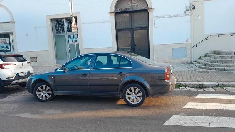 Usata Skoda Superb 130 CV (95 kW) 2005 Marrone Berlina