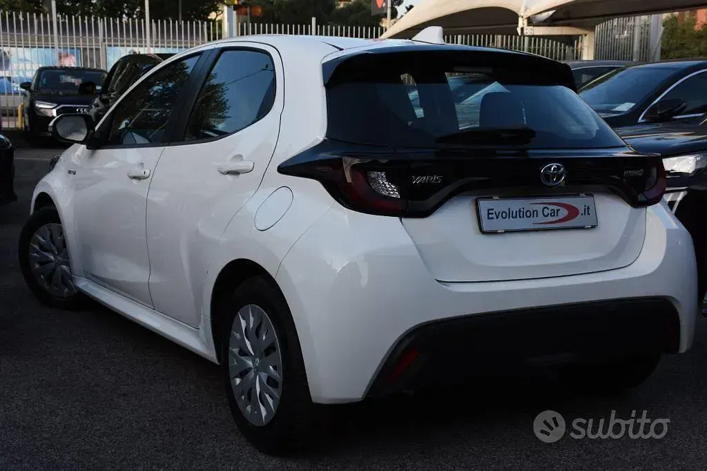 Usata Toyota Yaris Hybrid Business Edition 92 CV (67 kW) 2020 Bianco Berlina
