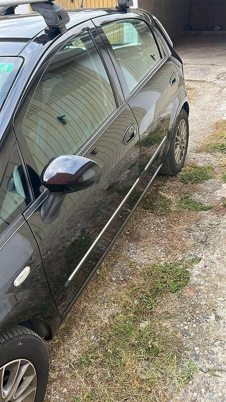 Usata Fiat Punto 85 CV (62 kW) 2011 Nero Berlina