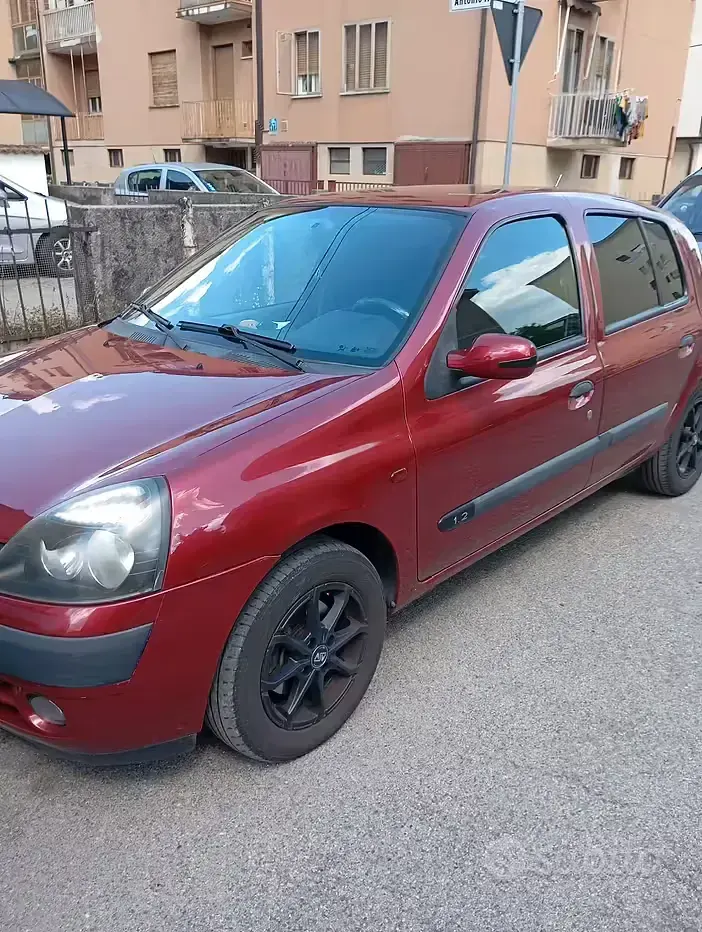 Usata Renault Clio II 75 CV (55 kW) 2001 Rosso Berlina