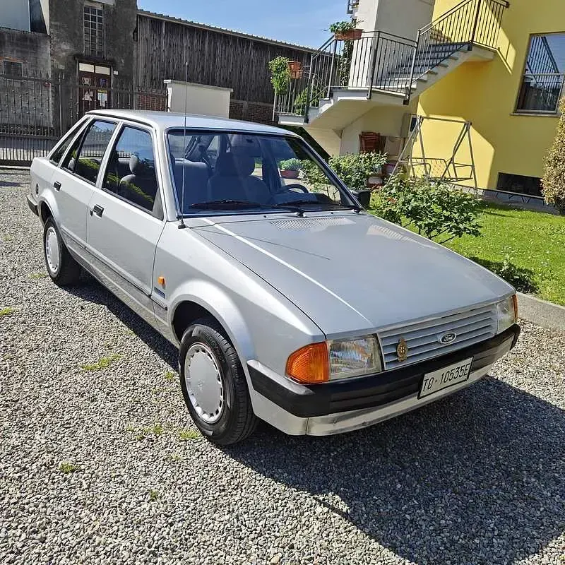 Usata Ford Escort 50 CV (36 kW) 1985 Grigio Berlina