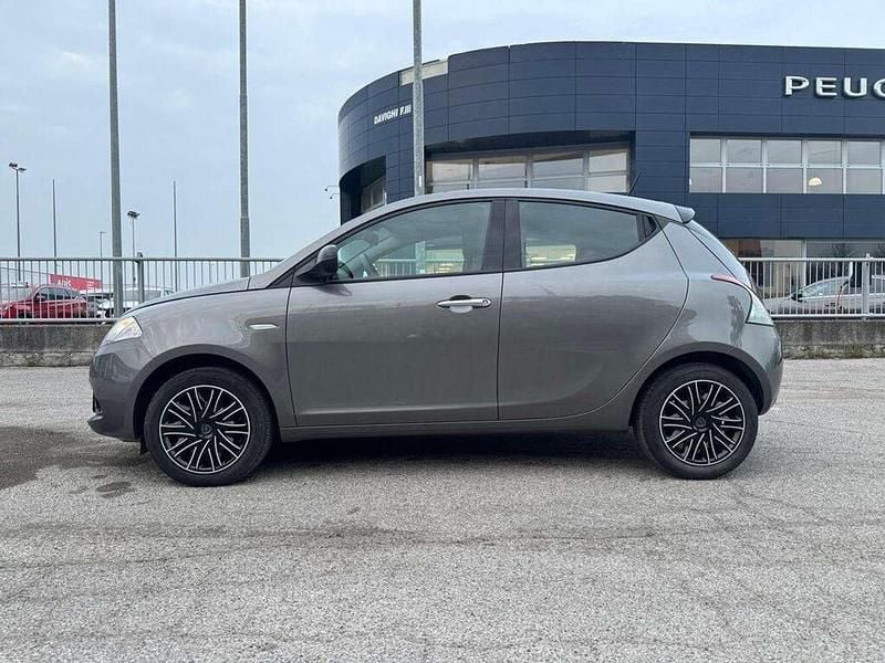 Usata Lancia Ypsilon Gold 69 CV (50 kW) 2024 Grigio granito Utilitaria