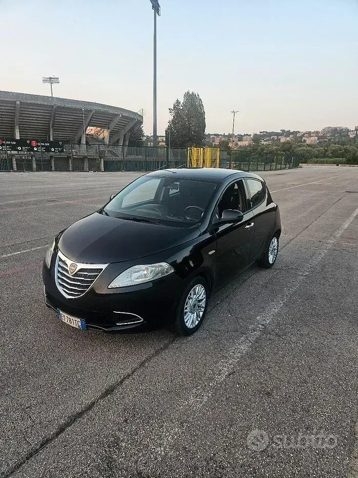 Usata Lancia Ypsilon 69 CV (50 kW) 2015 Nero Utilitaria