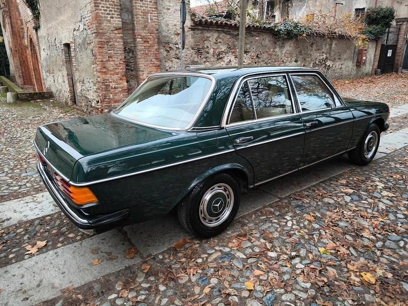 Usata Mercedes 200 109 CV (80 kW) 1979 Verde Berlina