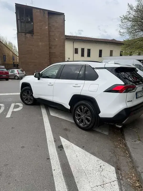 Usata Toyota RAV4 Hybrid 222 CV (163 kW) 2023 Bianco SUV