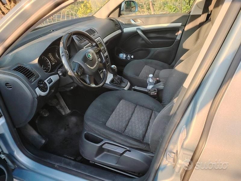 Grigio Usata 2011 Skoda Octavia Station wagon | 3000 € (Super prezzo) - Immagine 1/4
