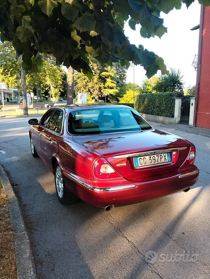 Usata Jaguar XJ 238 CV (175 kW) 2003 Rosso Berlina