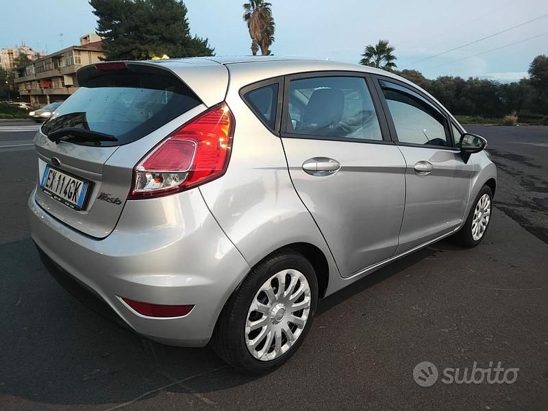 Usata Ford Fiesta 75 CV (55 kW) 2016 Grigio Berlina