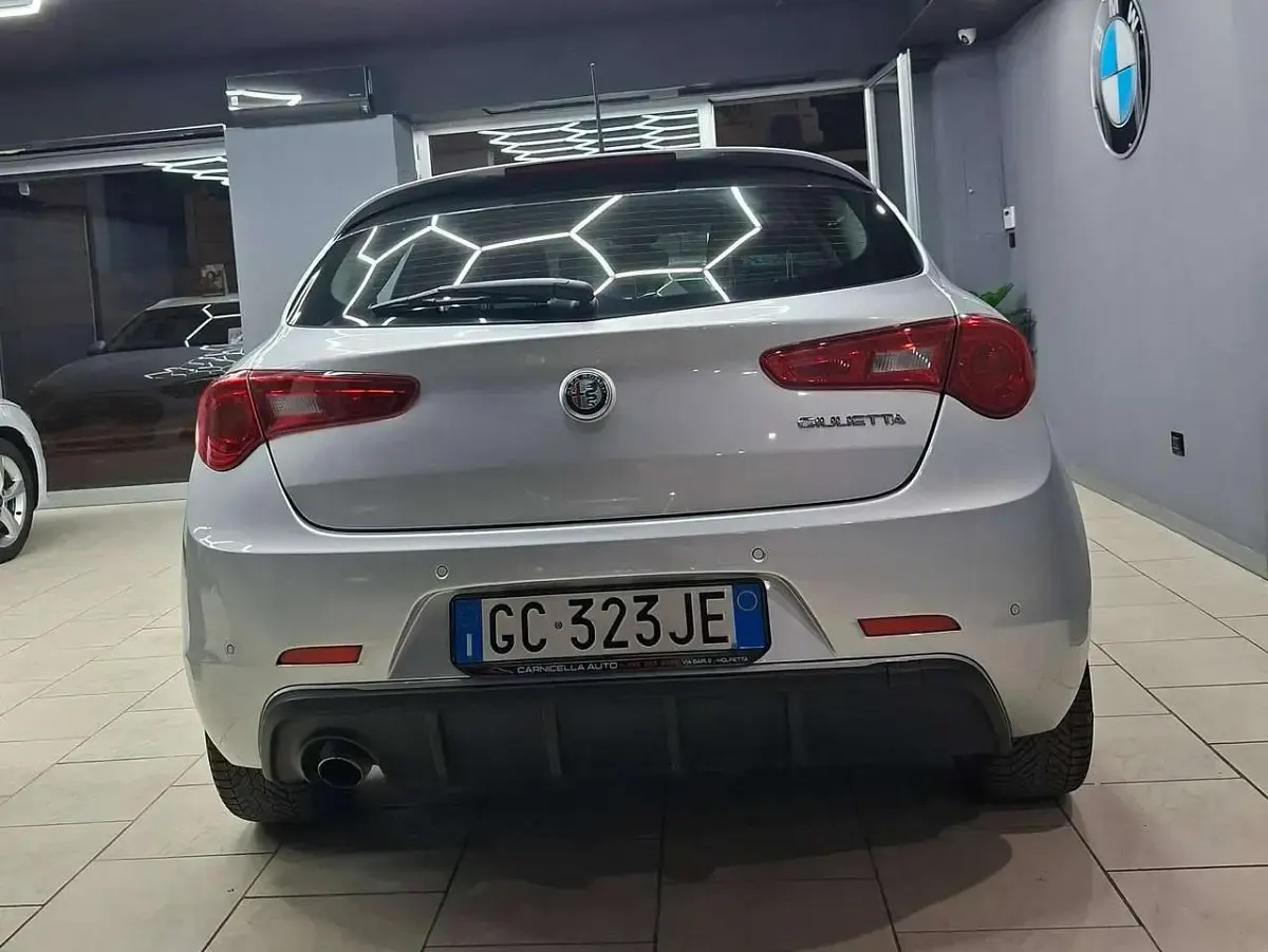 Usata Alfa Romeo Giulietta Ti 120 CV (88 kW) 2020 Argento Utilitaria