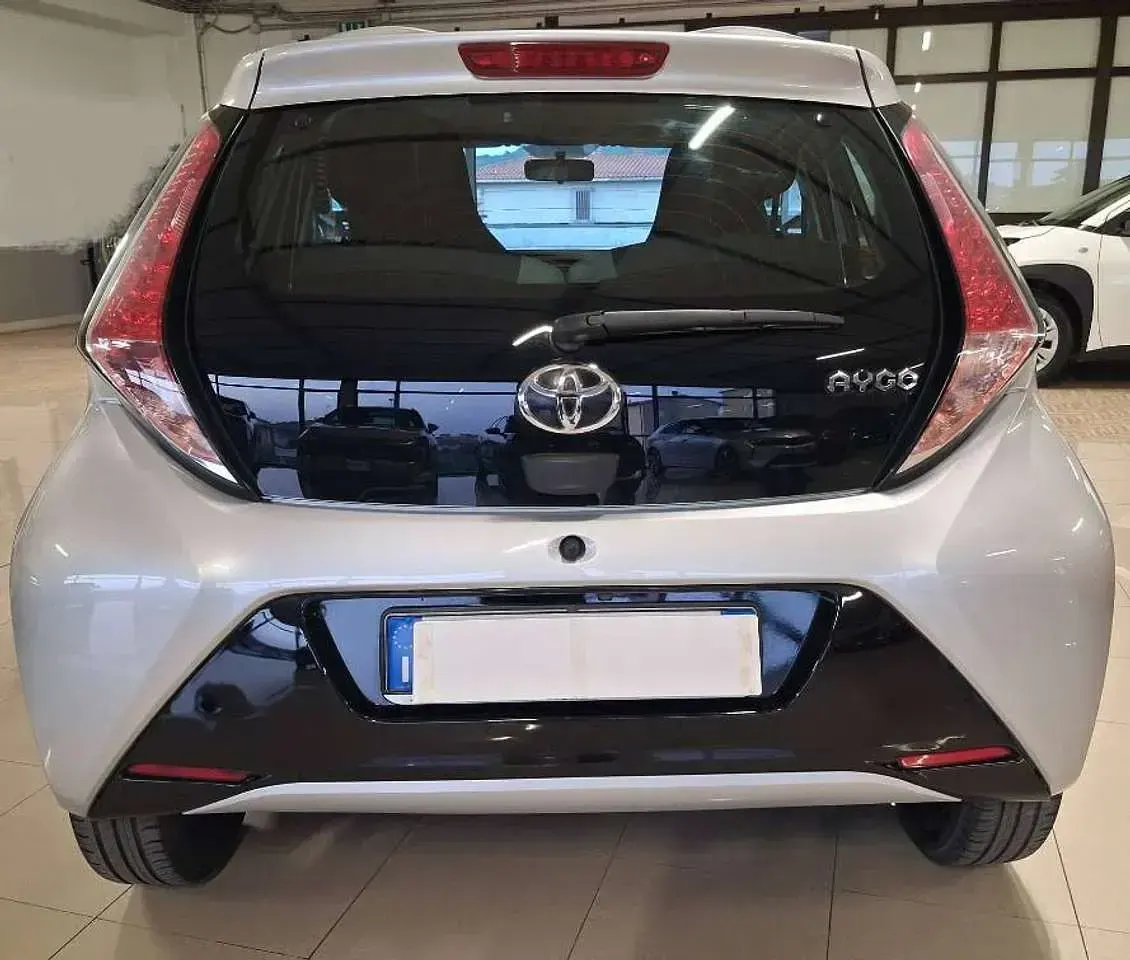 Usata Toyota Aygo X-wave 69 CV (50 kW) 2017 Argento metallizzato Utilitaria