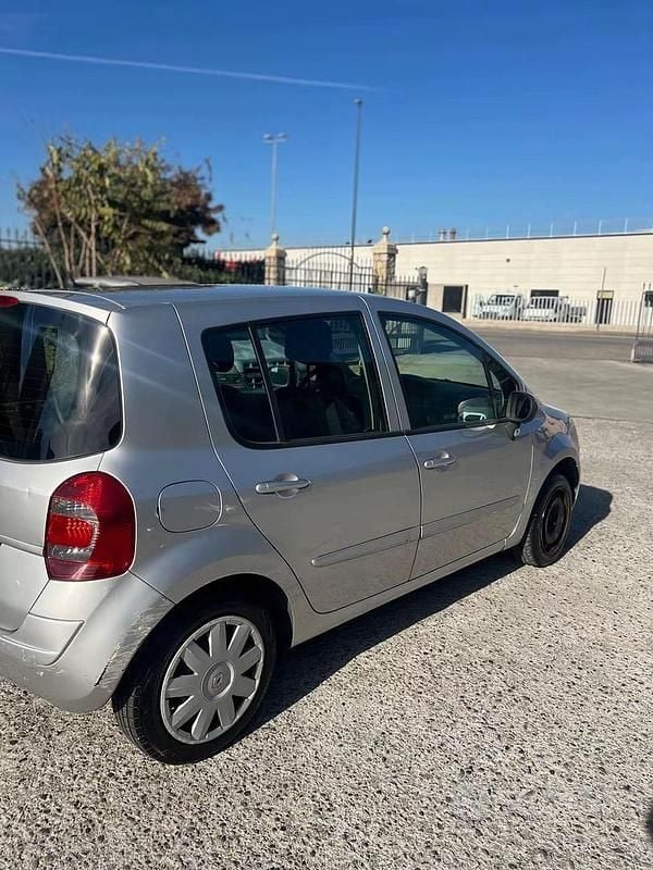 Käytetty Renault Modus 75 HP (55 kW) 2011 Harmaa Tila-auto