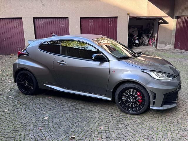 Usata Toyota Yaris 280 CV (205 kW) 2024 Grigio Berlina