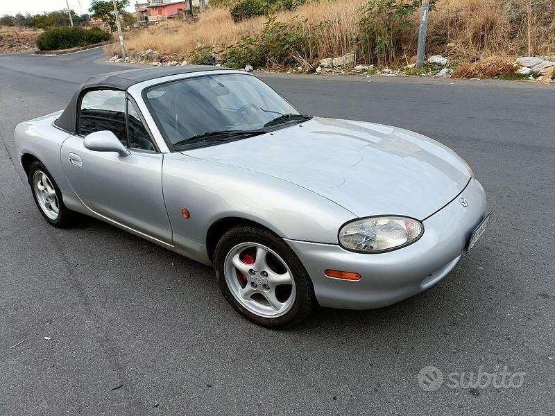 Usata Mazda MX5 90 CV (66 kW) 1999 Grigio Cabrio