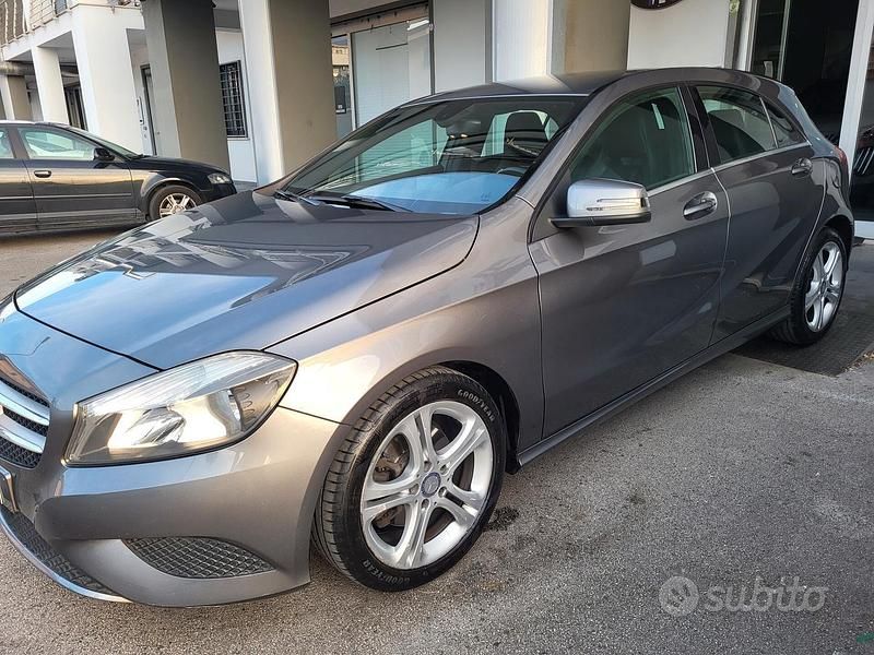 Grigio Usata 2013 Mercedes A180 Executive Tre volumi | 9900 € (Buon prezzo) - Immagine 1/4