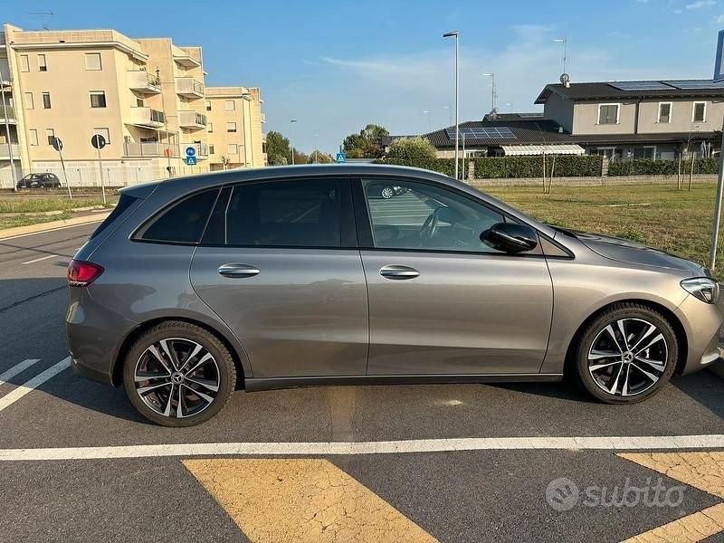 Usata Mercedes B180 136 CV (100 kW) 2019 Grigio Monovolume